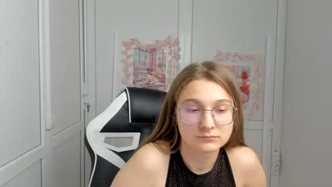 Snapshot of queen_amelie chatting on 06/18/26, 09:09 Amelie online show from 06/18/26, 09:09