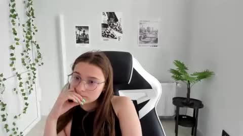 Snapshot of queen_amelie chatting on 06/19/26, 09:02 Amelie online show from 06/19/26, 09:02
