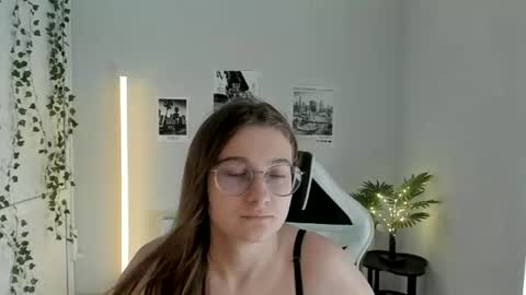 Snapshot of queen_amelie chatting on 07/04/26, 07:36 Amelie online show from 07/04/26, 07:36