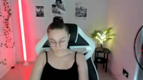 Snapshot of queen_amelie chatting on 07/14/26, 10:21 Amelie online show from 07/14/26, 10:21