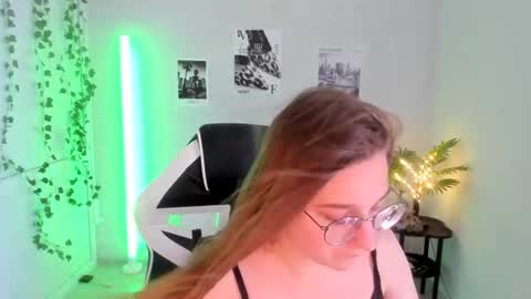 Snapshot of queen_amelie chatting on 07/18/26, 08:18 Amelie online show from 07/18/26, 08:18