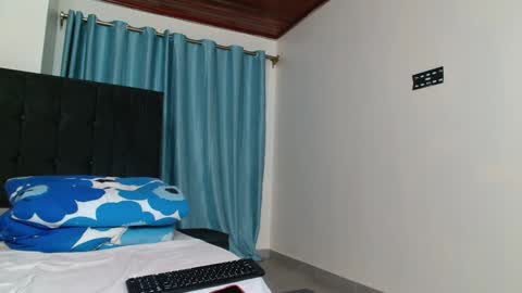 Snapshot of queen_armani chatting on 01/25/25, 11:00 Queen armani online show from 01/25/25, 11:00