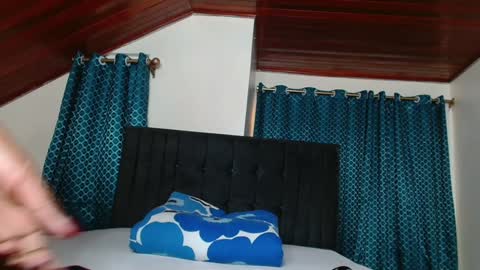 Snapshot of queen_armani chatting on 02/06/25, 04:10 Queen armani online show from 02/06/25, 04:10