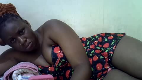 Snapshot of queen_leilla chatting on 06/27/26, 06:18 queen_leilla online show from 06/27/26, 06:18