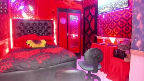 Snapshot of queen_lily chatting on 12/20/24, 10:54 Lily online show from 12/20/24, 10:54