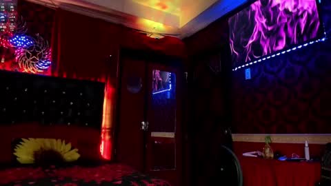 Snapshot of queen_lily chatting on 02/23/25, 10:42 Lily online show from 02/23/25, 10:42