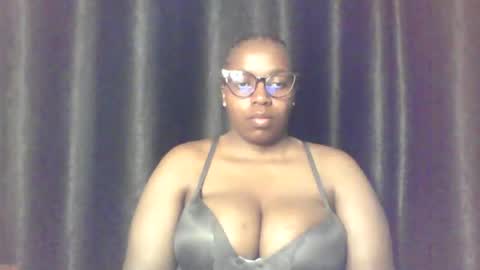 Snapshot of queen_melanine chatting on 06/11/26, 04:21 QUEEN online show from 06/11/26, 04:21