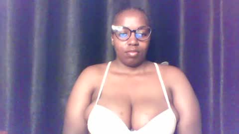Snapshot of queen_melanine chatting on 06/15/26, 03:53 QUEEN online show from 06/15/26, 03:53