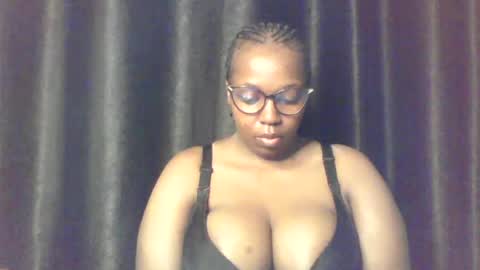 Snapshot of queen_melanine chatting on 06/18/26, 04:02 QUEEN online show from 06/18/26, 04:02