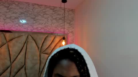 Snapshot of queen_perla_ chatting on 01/20/25, 11:24 online show from 01/20/25, 11:24