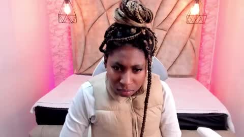 Snapshot of queen_perla_ chatting on 02/02/25, 02:48 online show from 02/02/25, 02:48