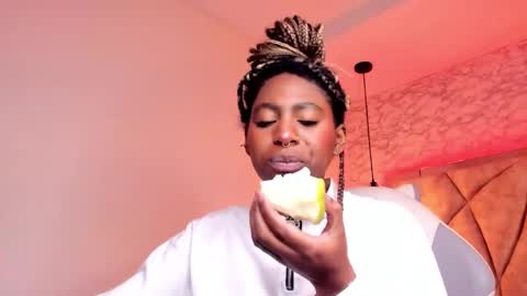 Snapshot of queen_perla_ chatting on 02/19/25, 04:22 online show from 02/19/25, 04:22