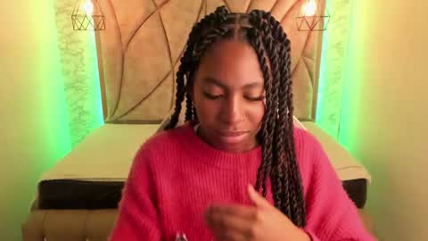 Snapshot of queen_perla_ chatting on 02/28/25, 08:18 online show from 02/28/25, 08:18