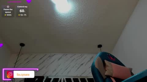 Snapshot of queen_perla_ chatting on 09/20/25, 11:33 online show from 09/20/25, 11:33