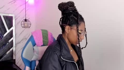 Snapshot of queen_perla_ chatting on 11/09/25, 11:52 online show from 11/09/25, 11:52