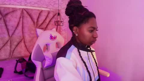 Snapshot of queen_perla_ chatting on 11/21/25, 12:04 online show from 11/21/25, 12:04