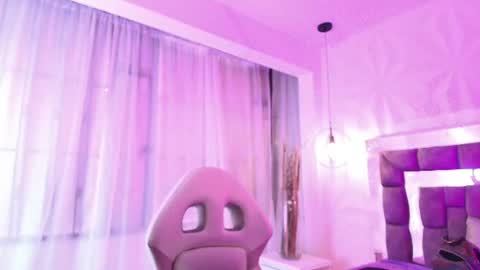 Snapshot of queen_perla_ chatting on 06/24/26, 12:26 online show from 06/24/26, 12:26