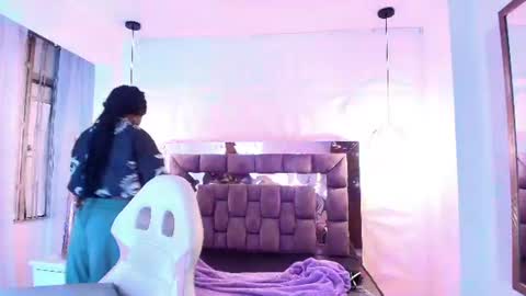 Snapshot of queen_perla_ chatting on 06/28/26, 12:11 online show from 06/28/26, 12:11