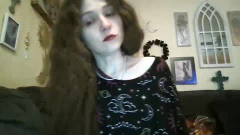 Snapshot of queencrimsonlvx chatting on 04/15/26, 11:28 queencrimsonlvx online show from 04/15/26, 11:28