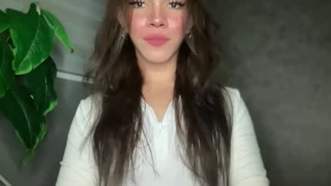 Snapshot of queenn_xxx chatting on 12/17/25, 01:11 QUEEN online show from 12/17/25, 01:11