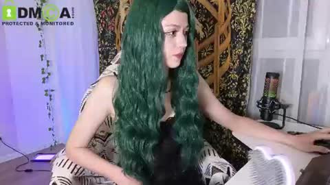 Snapshot of queenofwandss chatting on 07/04/26, 08:26 follow my new insta online show from 07/04/26, 08:26