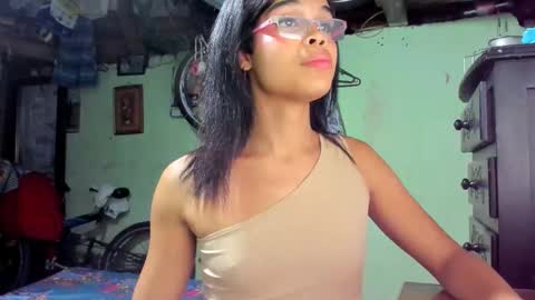 Snapshot of queensoffie chatting on 12/20/25, 04:41 sofie online show from 12/20/25, 04:41