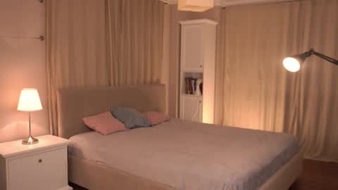 Snapshot of qwelbi chatting on 11/24/25, 05:56 kiri online show from 11/24/25, 05:56