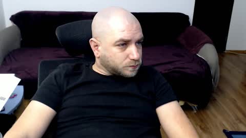 Snapshot of r0bila chatting on 12/13/25, 11:54 R0bila online show from 12/13/25, 11:54