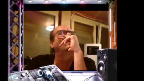 Snapshot of r_2d2_ chatting on 11/17/25, 07:30 dj mike online show from 11/17/25, 07:30