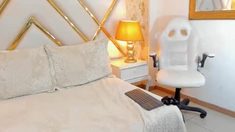 Snapshot of rachelleevans chatting on 12/17/25, 09:43 Rachell online show from 12/17/25, 09:43