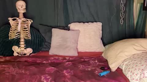 Snapshot of ramonaquinn chatting on 12/09/24, 12:30 RAMONA Q online show from 12/09/24, 12:30