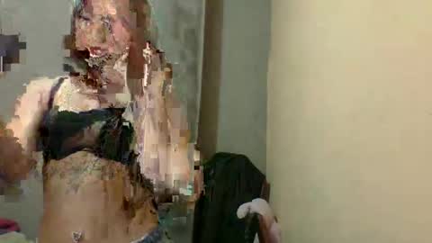 Snapshot of raquel2411 chatting on 02/25/26, 02:10 raquel2411 online show from 02/25/26, 02:10