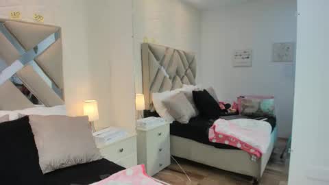 Raquel Moore  online show from 11/22/25, 02:16