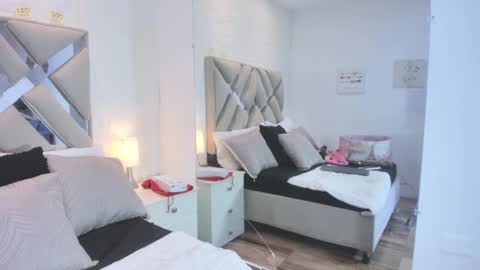 Raquel Moore  online show from 12/01/25, 04:01