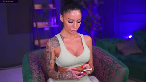 Raquelle online show from 01/27/25, 05:48