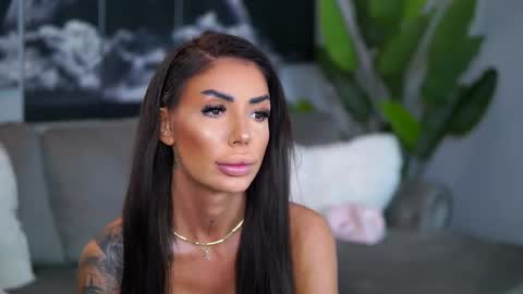 Raquelle online show from 09/15/25, 09:09