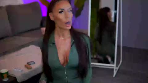 Raquelle online show from 12/22/25, 09:39