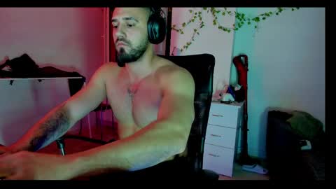 Snapshot of raulmaxel chatting on 04/28/26, 01:04 RaulMaxel online show from 04/28/26, 01:04