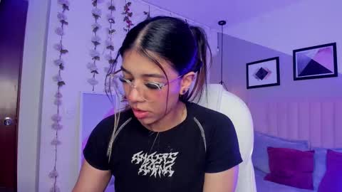 Snapshot of raven_dooll chatting on 09/19/25, 04:36 Raven online show from 09/19/25, 04:36