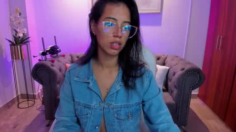 Snapshot of raven_stonee chatting on 09/18/25, 03:19 Raven online show from 09/18/25, 03:19