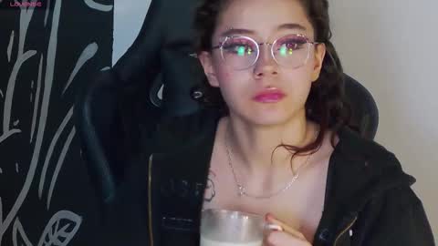 Snapshot of ravennmoonn chatting on 10/11/25, 10:19 Raven online show from 10/11/25, 10:19