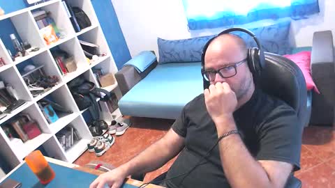 Snapshot of ravingr3d3 chatting on 09/13/25, 01:33 ravingr3d3 online show from 09/13/25, 01:33