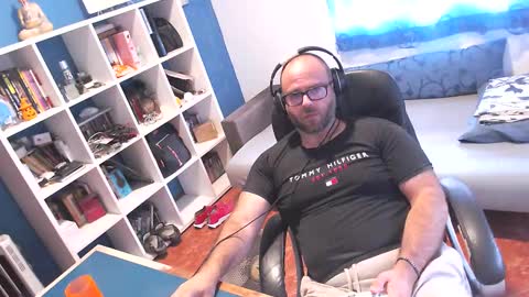 Snapshot of ravingr3d3 chatting on 09/21/25, 01:35 ravingr3d3 online show from 09/21/25, 01:35