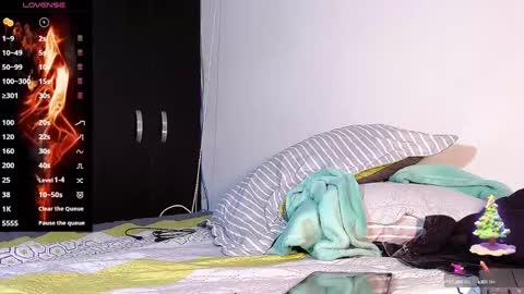 Snapshot of raydevil_ chatting on 01/04/25, 09:41 Rayn online show from 01/04/25, 09:41