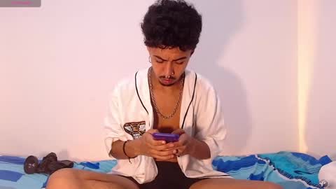 Snapshot of raydevil_ chatting on 01/16/25, 02:51 Rayn online show from 01/16/25, 02:51