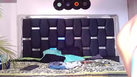 Snapshot of raydevil_ chatting on 01/27/25, 04:54 Rayn online show from 01/27/25, 04:54