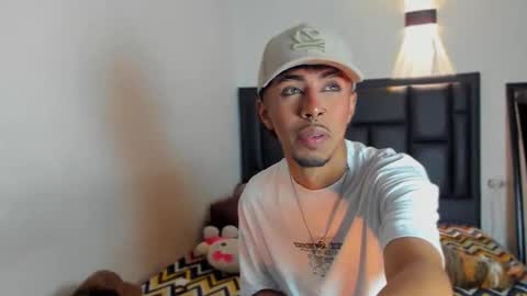 Snapshot of raydevil_ chatting on 10/31/25, 03:07 Rayn online show from 10/31/25, 03:07