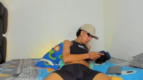 Snapshot of raydevil_ chatting on 11/11/25, 05:46 Rayn online show from 11/11/25, 05:46