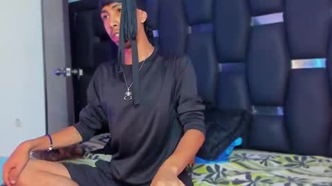 Snapshot of raydevil_ chatting on 11/24/25, 06:29 Rayn online show from 11/24/25, 06:29