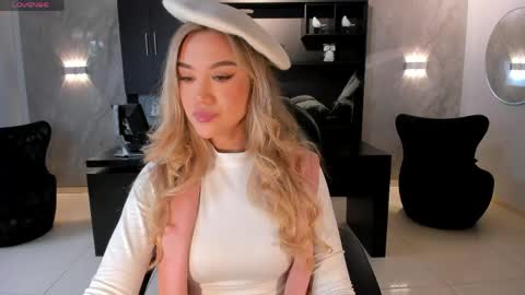 Snapshot of rebeccahudson_ chatting on 06/05/26, 07:19 Rebe online show from 06/05/26, 07:19